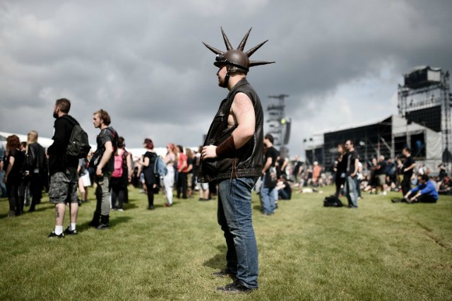 Un ventilador de metal pesado que llevaba un casco de metal pesado asiste a la Hellfest y el festival de música rock duro el 17 de junio de 2016 Clisson, Francia. Jean-Sebastien EVRARD / AFP