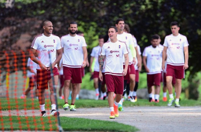 Players of Venezuela arrives for a training session at Babson College in Wellesley, Massachusetts, on June 16, 2016. Venezuela will face Argentina on June 18 in their quarter finals match of the Copa America. / AFP PHOTO / ALFREDO ESTRELLA