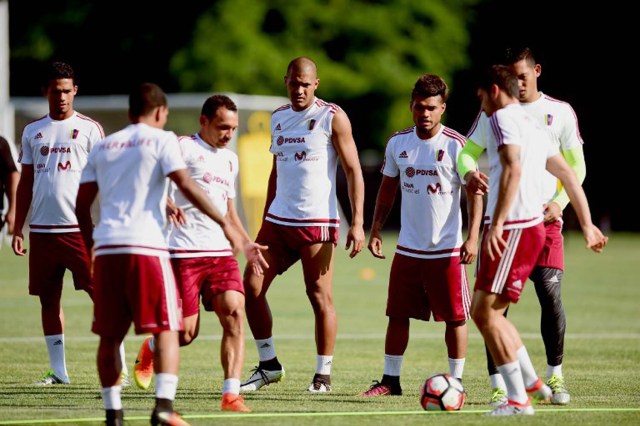 Players of Venezuela practice during a training session at Babson College in Wellesley, Massachusetts, on June 16, 2016.  Venezuela will face Argentina on June 18 in their quarter finals match of the Copa America. / AFP PHOTO / ALFREDO ESTRELLA