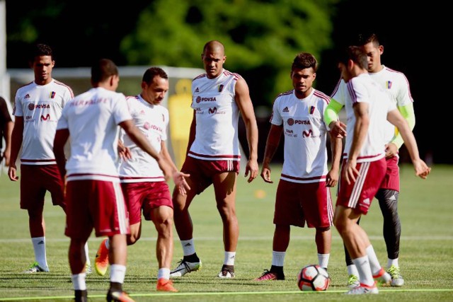 Players of Venezuela practice during a training session at Babson College in Wellesley, Massachusetts, on June 16, 2016.  Venezuela will face Argentina on June 18 in their quarter finals match of the Copa America. / AFP PHOTO / ALFREDO ESTRELLA
