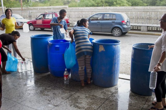 Los pacientes y sus familiares deben recoger agua en tobos porque el Hospital no dispone de este servicio básico. CRÓNICA UNO/Miguel González.