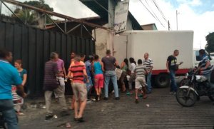 Saquean camión cargado de productos lácteos en La Ribereña