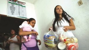 Chavismo usa la entrega de bolsas con comida como arma contra la oposición