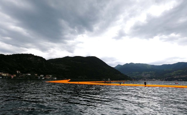 2016-06-16T132212Z_550870294_D1AETKFYIMAA_RTRMADP_3_ITALY-ARTS-FLOATING-PIERS