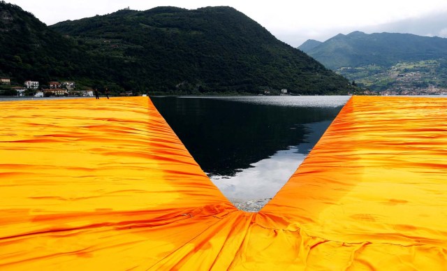 2016-06-17T084557Z_930275108_D1AETKFYIEAA_RTRMADP_3_ITALY-ARTS-FLOATING-PIERS