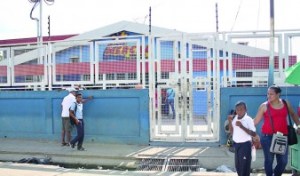 Pleitos y sangre acompañan la espera por comida en los Mercales de Puerto La Cruz