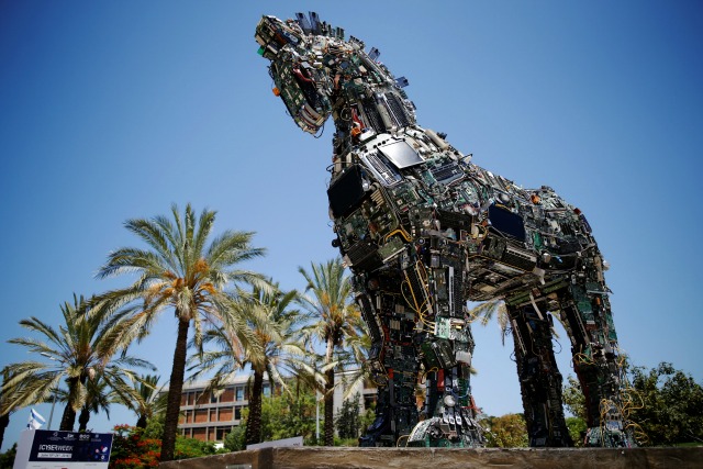Un "Cyber caballo", hecha de miles de ordenador y del teléfono celular bits de infectados, se mostrará en la entrada a la conferencia anual Cyberweek la Universidad de Tel Aviv, Israel 20 de junio de 2016. REUTERS / Amir Cohen