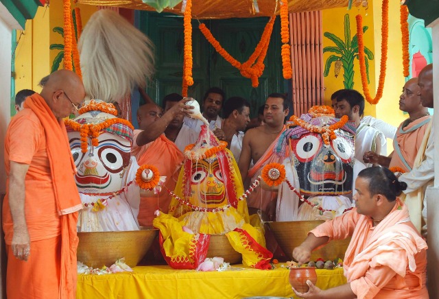Un sacerdote hindú vierte la leche sobre una estatua de Subhadra (C), hermana del dios hindú de Jagannath, durante la procesión Jal Yatra por delante de la Rath Yatra anual, o la procesión del carro, que tendrá lugar el 6 de julio, en Agartala, India, en junio 20, 2016. REUTERS / Jayanta Dey