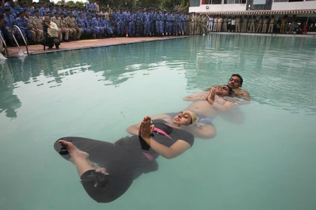  Los expertos en yoga acuático Tanu Yadav (abajo), Laxmi Yadav (arriba) y Yash Yadav (c) realizan un ejercicio en una piscina en Bhopal (India) hoy, 20 de junio de 2016, un día antes del Día Internacional del Yoga. El Día Internacional del Yoga fue establecido en diciembre de 2014 por la Asamblea General de la ONU y se celebra cada 21 de junio. EFE/Sanjeev Gupta