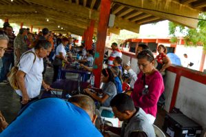 Zulianos validan sus firmas para revocar a Nicolás Maduro