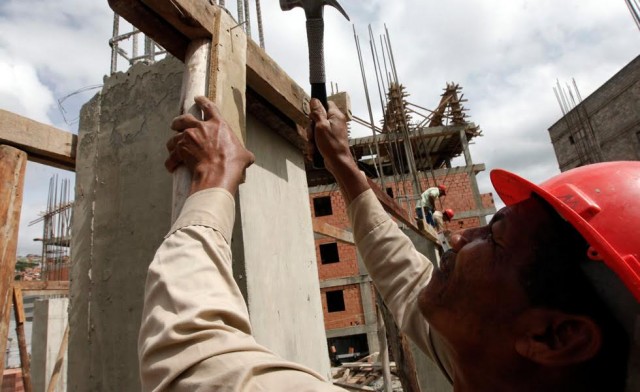 Trabajadores de la construcción reclaman homologación del salario mínimo