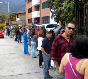 En Mérida se apostaron a las puertas de CNE para validar su firma (Fotos)