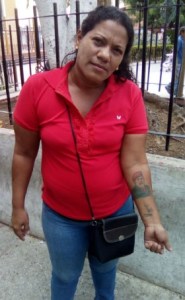 Con el rostro y firma de Chávez tatuados en el brazo, una mujer valido su firma
