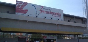 Más de 200 empleados despedidos de Abastos Bicentenario en vilo tras rumores de privatización