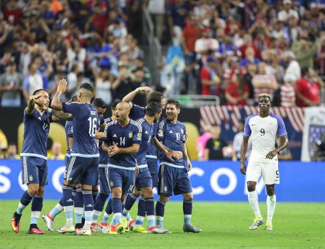 ugadores de Argentina celebran el gol de Lionel Messi (2-d) contra EE.UU. durante el partido por las semifinales de la Copa América Centenario 2016, en el NRG Stadium de Houston (TX, EE.UU.). EFE