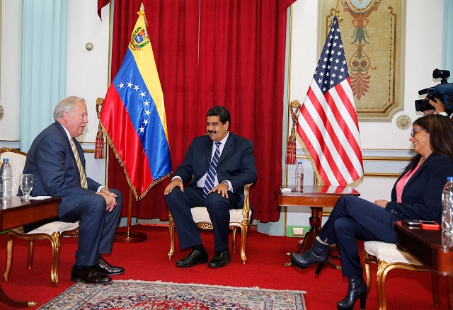 Nicolás Maduro recibe al embajador Thomas Shannon en el Palacio de Miraflores en el Palacio de Miraflores este miércoles. Los acompaña la canciller de Venezuela Delcy Rodríguez / AVN