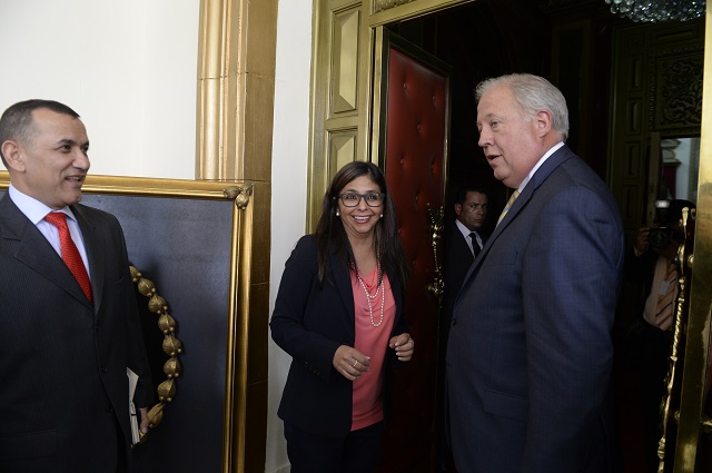 Delcy Rodríguez recibe al embajador Shannon en el Palacio de Miraflores / AFP PHOTO / FEDERICO PARRA