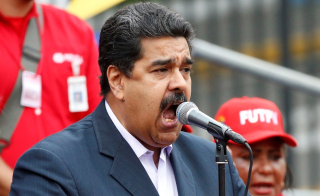 Nicolás Maduro se dirige a los trabajadores petroleros hoy en un mitin en el Palacio de Miraflores /   REUTERS/Carlos Garcia Rawlins 