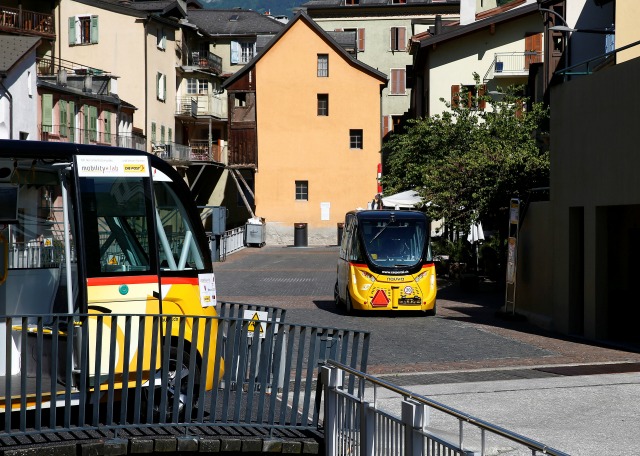 Dos de las primeras lanzaderas autónomas y eléctricas de PostAuto Schweiz se interponen en el antiguo pueblo de Sion, Suiza 23 de junio de 2016. REUTERS / Ruben Sprich