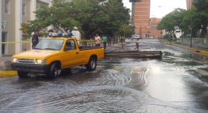 Avenida Blandín se mantiene cerrada tras rotura de tubo matriz en Chacao