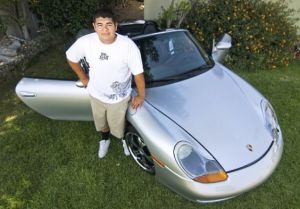¿Cómo cambió este joven un teléfono celular por un Porsche?