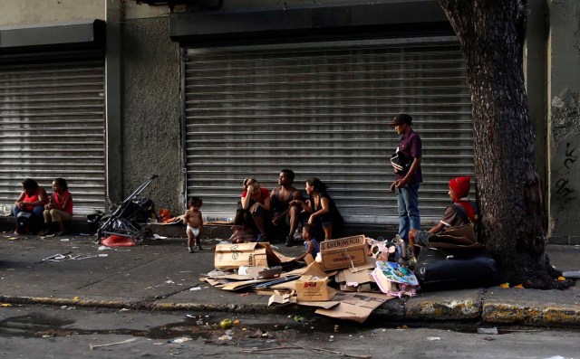 Venezolanos buscan qué comer en la basura (Foto Reuters)
