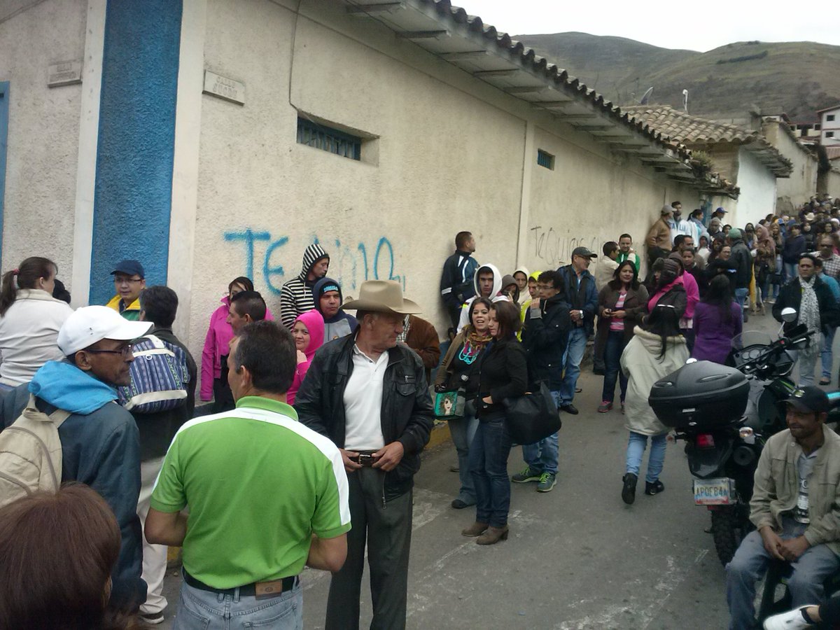 #24Jun: Así está la cola y no para comida sino para validar la firma en Mérida (Fotos)