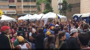 “Queremos validar” gritaba la multitud en punto en Caracas cerrado antes de tiempo (VIDEO)