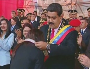 ¡Caretablismo! Nicolás condecora a Delcy Rodríguez después de negar la crisis humanitaria en la OEA (Video)