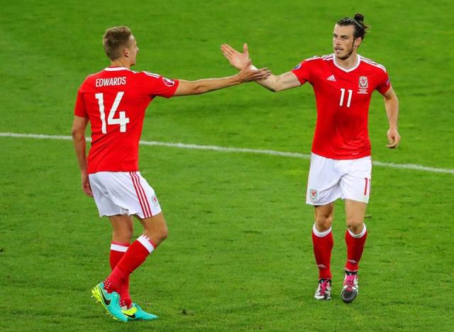  Gareth Bale (D) de Gales choca la mano con su compañero de selección David Edwards (I) durante un partido de Inglaterra ante Gales en Toulouse, Francia. Foto: EFE