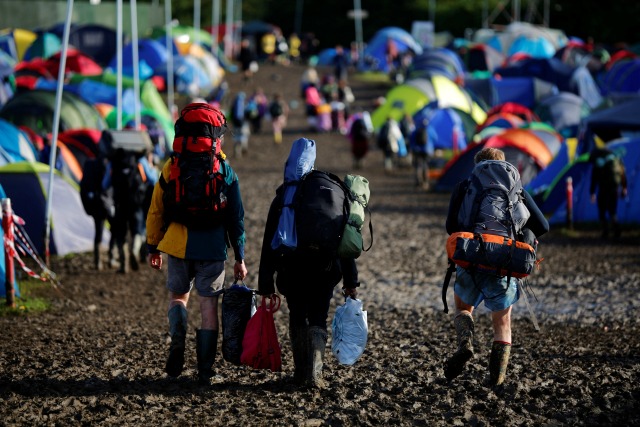 Revellers llevan sus pertenencias al salir de Worthy Farm en Somerset después de que el Festival de Glastonbury, Inglaterra, 27 de junio de 2016. REUTERS / Stoyan Nenov