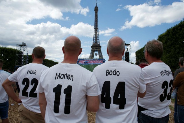 Los partidarios de Alemania ver el partido de fútbol Euro 2016 Suiza vs Polonia en una pantalla gigante en la zona del ventilador cerca de la torre Eiffel el 25 de junio 2016 en París. MATTHIEU ALEXANDRE / AFP
