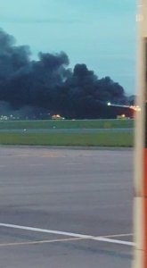 Un avión de Singapore Airlines se incendia tras aterrizaje de emergencia
