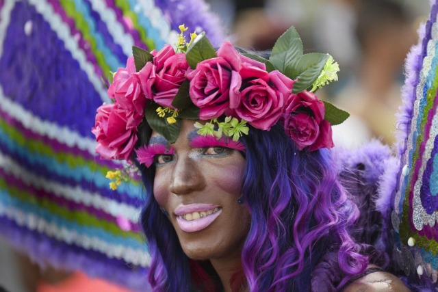Un juerguista toma parte en el desfile del orgullo gay en Cali, Colombia, el 26 de junio de 2016. LUIS ROBAYO / AFP