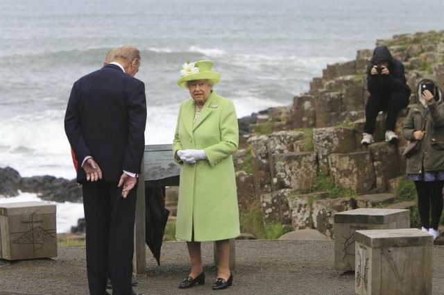La reina Isabel II (d) de Inglaterra y su marido el duque Felipe de Edimburgo (i) visitan la Calzada del Gigante, en el Condado de Antrim en Irlanda del Norte hoy, 28 de junio de 2016. La Calzada del Gigante fue declarada patrimonio de la humanidad en 1986. EFE/Paul Mcerlane