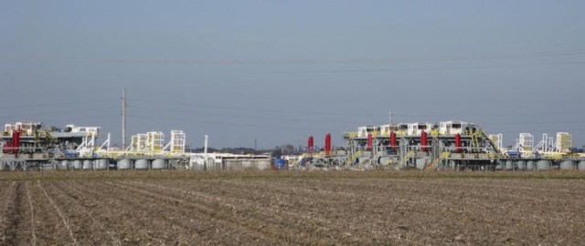 Un complejo de extracción de petróleo de la compañía Helmerich, en Seguin, Texas (Foto REUTERS/Terry Wade)