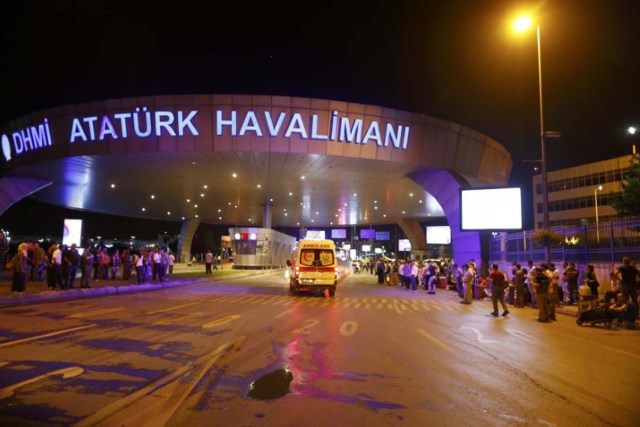 Una ambulancia llegando al Aeropuerto Internacional Ataturk, en Estambul. 28 de junio de 2016. Dos explosiones estremecieron el martes al principal aeropuerto internacional de Estambul y los primeros reportes indicaron que había 10 muertos y unos 20 heridos, en lo que parecía ser el último de una serie de ataques a la mayor ciudad de Turquía este año. REUTERS/Osman Orsal