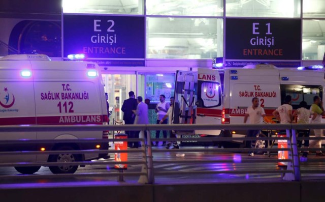 Ambulancias llegando al Aeropuerto Internacional Ataturk, en Estambul, Turquía. 28 de junio de 2016. Dos explosiones estremecieron el martes al principal aeropuerto internacional de Estambul y los primeros reportes indicaron que había 10 muertos y unos 20 heridos, en lo que parecía ser el último de una serie de ataques a la mayor ciudad de Turquía este año. REUTERS/Osman Orsal