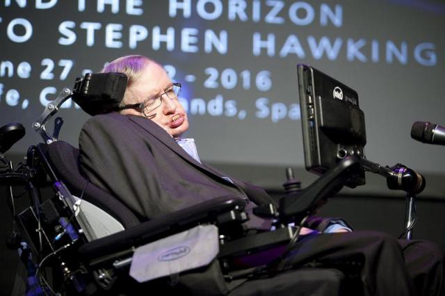 El físico británico Stephen Hawking pronuncia la charla "A Brief History of Mine" en la que hace un repaso a su vida y carrera, hoy en el festival Starmus. EFE/Ramón de la Rocha Crédito: EFE