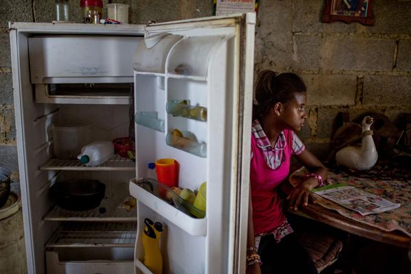 Andrea Sira tiene 11 años. La única comida en el interior de su refrigerador son mangos y agua (Washington Post)