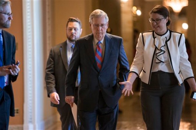 El líder de la mayoría republicana en el Senado, Mitch McConnell, camina hacia el recinto de la cámara alta en el Congreso en Washington el 29 de junio del 2016, en medio del debate sobre la deuda de Puerto Rico. (AP Photo/J. Scott Applewhite)