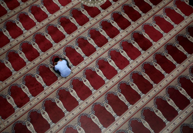 Un hombre musulmán se sienta dentro de una mezquita durante el mes de ayuno del Ramadán en Jakarta, Indonesia 30 de junio de 2016. REUTERS / Darren Whiteside