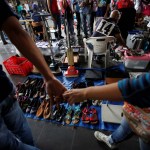 Venezolanos venden ropa usada para comprar -