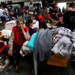Venezolanos venden ropa usada para comprar -