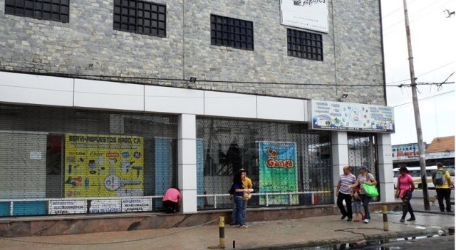 Dos minitiendas en el Centro Comercial Auyantepuy fueron asaltadas. Rompieron vidrios y cargaron con accesorios de celular y peluches