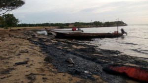 Derrame de crudo cubre de nuevo las costas de la Vereda del Lago (Fotos + Video)