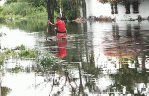 Calles de Mata Redonda en Maracay están inundadas por aguas negras