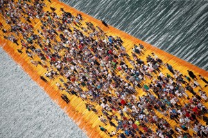 Miles de turistas caminaron sobre el agua (fotos)