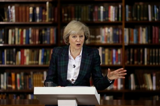 La secretaria del Interior de Gran Bretaña, Theresa May, anuncia sus aspiraciones a reemplazar a David Cameron como primer ministro, el 30 de junio de 2016. Cameron renunció en cuanto se conoció el resultado del referendo del 23 de junio sobre la salida británica de la Unión Europea. (AP Foto/Matt Dunham)