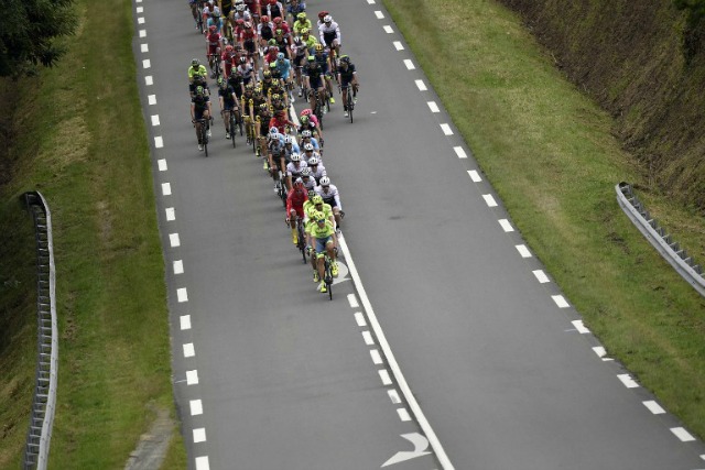 Los paseos del paquete durante el 223,5 km tercera etapa de la edición 103 de la carrera de ciclismo Tour de Francia el 4 de julio el año 2016 entre Granville y Angers. Jeff Pachoud / AFP